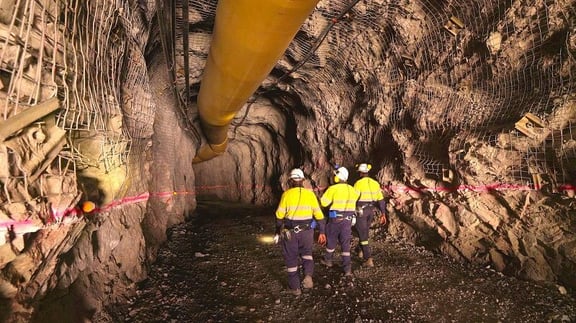 1600px-Underground_Mining_team-800x449
