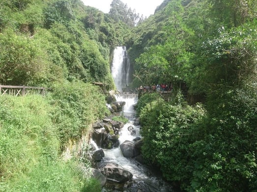 Panoramica_de_la_cascada_de_Peguche-800x600