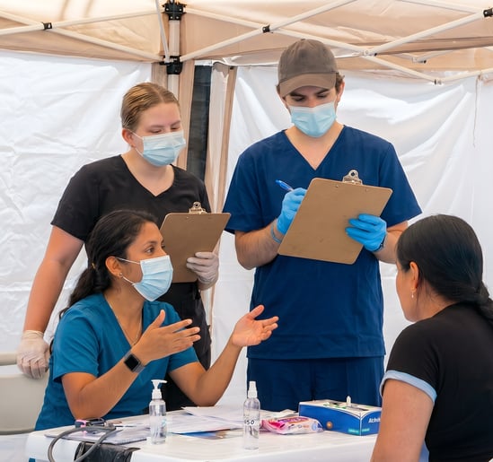 medlife-student-volunteers-shadowing-learning