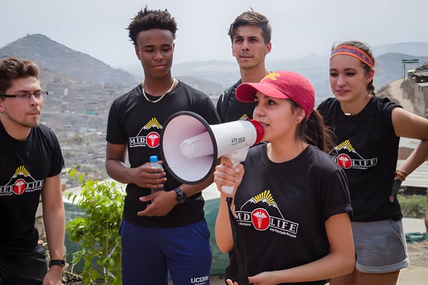 medlife-students-volunteer-abroad-2