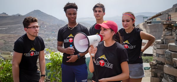 medlife-students-volunteer-abroad-bg